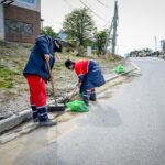 USHUAIA : PERSONAL DE AGROTÉCNICA FUEGUINA LIMPIÓ LA CALLE TUCUMÁN, EN B° ALAKALUFES II