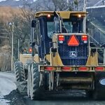 USHUAIA : LA MUNICIPALIDAD  CONTINÚA CON TAREAS DE BACHEO Y MANTENIMIENTO DE CALLES DE RIPIO