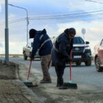 USHUAIA  : PERSONAL MUNICIPAL  REALIZÓ LA LIMPIEZA DE UN SECTOR DE AVENIDA HÉROES DE MALVINAS