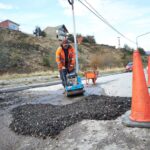 USHUAIA : EL MUNICIPIO  CONTINÚA CON LOS TRABAJOS DE BACHEO DE CALLES Y AVENIDAS
