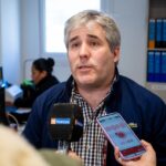 El Ministerio de Producción y Ambiente, junto al Ministerio de Trabajo y Empleo, la Secretaría de Juventudes y la Secretaría de Economía Popular y Emprendedurismo, llevó adelante la jornada “Herramientas para potenciar tu proyecto”, destinada a emprendedores y PyMEs interesadas en fortalecer su gestión financiera.  La propuesta se desarrolló de manera presencial en las tres ciudades de la provincia y contó con la participación de más de 200 emprendedores.  En ese marco, la secretaria de Economía Popular, Cecilia Rojo, explicó que “muchos emprendedores inician su actividad por una necesidad, pero con herramientas claras y acompañamiento pueden proyectarse y crecer en el tiempo”. En esa línea sostuvo que “el acompañamiento del Estado es fundamental en este contexto donde la economía popular está creciendo y cada vez más personas buscan generar ingresos”.  En relación a la demanda actual, señaló que “los emprendedores buscan cada vez más espacios de comercialización y también distintas fuentes de financiamiento”, y agregó que “ya no alcanza con vender un fin de semana, sino que necesitan sostener la actividad en el tiempo”.  “La educación financiera es clave porque brinda herramientas para avanzar hacia la formalidad, que muchas veces genera temor pero es necesaria para crecer y acceder a mejores oportunidades”, recalcó.  Asimismo, remarcó que existe un trabajo articulado entre distintas áreas del Gobierno provincial para acompañar al sector en sus distintas etapas. “Hay emprendedores que recién comienzan y otros que ya están más desarrollados, por eso es importante contar con herramientas para cada nivel y poder acompañarlos en ese proceso”, dijo.  Finalmente, al referirse a las juventudes, sostuvo que “hay un gran interés por emprender, muchas veces no solo por una necesidad económica sino también por la intención de validar una idea y llevarla adelante”, y agregó que “los jóvenes tienen una gran capacidad de adaptación y están abiertos a incorporar herramientas y conocimientos que les permitan potenciar sus proyectos”.  Por su parte, la subsecretaria de Coordinación Territorial, Paula Japaz, destacó la importancia de la educación financiera como herramienta clave para el desarrollo del sector. “Buscamos acompañar a emprendedores y PyMEs en su crecimiento, brindándoles herramientas que les permitan consolidar sus proyectos de manera sostenible, en línea con los ejes de trabajo impulsados por el ministro Francisco Devita”, señaló.  La capacitación se realizó en articulación con la Fundación Macro, que desde hace más de tres años trabaja junto al Gobierno provincial aportando formadores especializados y material didáctico. En este sentido, Japaz remarcó que este trabajo conjunto permite acercar recursos clave para afrontar los desafíos de cada etapa productiva.  Durante los encuentros, los participantes accedieron a contenidos vinculados a la identificación de costos, precios competitivos y análisis de márgenes de ganancia, herramientas fundamentales para una gestión económica eficiente.  Esta iniciativa se enmarca en una política sostenida de acompañamiento al entramado productivo local, impulsando el desarrollo de emprendimientos en toda la provincia.