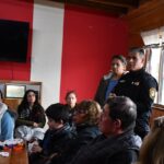EN TOLHUIN, LA POLICÍA PROVINCIAL MANTIENE REUNIONES CON VECINOS PARA REFORZAR TAREAS DE PREVENCIÓN DEL DELITO