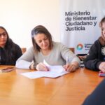 GOBIERNO Y ATE TOLHUIN FIRMARON UN CONVENIO PARA FORTALECER LA DIPLOMATURA UNIVERSITARIA DE ACOMPAÑANTES COMUNITARIAS CONTRA LA VIOLENCIA DE GÉNERO