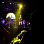 USHUAIA : VECINOS Y VECINAS DISFRUTARON DE LA “NOCHE TROPICAL” EN EL CENTRO CULTURAL ESTHER FADUL