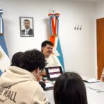 USHUAIA IMPULSA A LAS JUVENTUDES A PRESENTAR PROYECTOS DE ACCIÓN CLIMÁTICA  La Municipalidad de Ushuaia a través de un trabajo articulado entre la Secretaría de Gobierno, Secretaría de Políticas Ambientales, Culturales y Educativas, Casa Ushuaia y Secretaría de la Mujer y Desarrollo Humano, impulsa la convocatoria “Súmate a la Acción Climática en Ushuaia”.  Se trata de una iniciativa destinada a jóvenes de entre 15 y 24 años que residan en la ciudad y formen parte de una asociación, club, cooperadora o institución que busquen desarrollar proyectos vinculados al cuidado del ambiente y la lucha contra el cambio climático.  El jefe del Programa de Juventudes, Agustín Monzón destacó “el trabajo sostenido que realizó el municipio y permitió que Ushuaia fuera seleccionada, para formar parte del Youth Climate Action Fund (YCAF) de Bloomberg Philanthropies, en alianza con redes internacionales como C40”.   Asimismo, explicó que “Ushuaia fue elegida entre 300 ciudades para integrar esta iniciativa, que contempla un fondo destinado a financiar microsubvenciones para proyectos impulsados por jóvenes que integren una organización no gubernamental reconocida ante la Inspección General de Justicia”.   Luego de superar esta segunda etapa del programa, el funcionario indicó que “existe la expectativa de acceder a nuevas instancias de financiamiento que permitan fortalecer y ampliar los programas de acción climática desarrollados en la ciudad”.  La convocatoria busca propuestas relacionadas con economía circular y gestión sostenible de residuos, protección de la biodiversidad, turberas y reservas naturales urbanas, energías alternativas, reforestación con especies nativas, limpieza de costas, educación ambiental, concientización y participación comunitaria. Las iniciativas deberán identificar una problemática ambiental concreta y plantear soluciones que generen un impacto positivo y tangible en Ushuaia, en línea con los objetivos del Plan Local de Acción Climática (PLAC).  Los jóvenes interesados podrán consultar las bases y condiciones, elaborar su proyecto y completar el formulario de inscripción con la información de su equipo y propuesta, mediante la publicación en la página oficial del municipio ushuaia.gob.ar . Cabe mencionar que la convocatoria permanecerá abierta hasta el 2 de octubre.