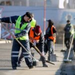 USHUAIA : LA MUNICIPALIDAD REALIZÓ TAREAS DE LIMPIEZA EN ROTONDAS E ISLAS DE LA AVENIDA HÉROES DE MALVINAS